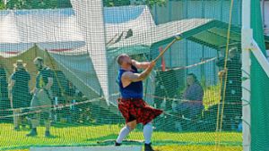 Bei den Highland Games fliegen Baumstämme durch die Luft