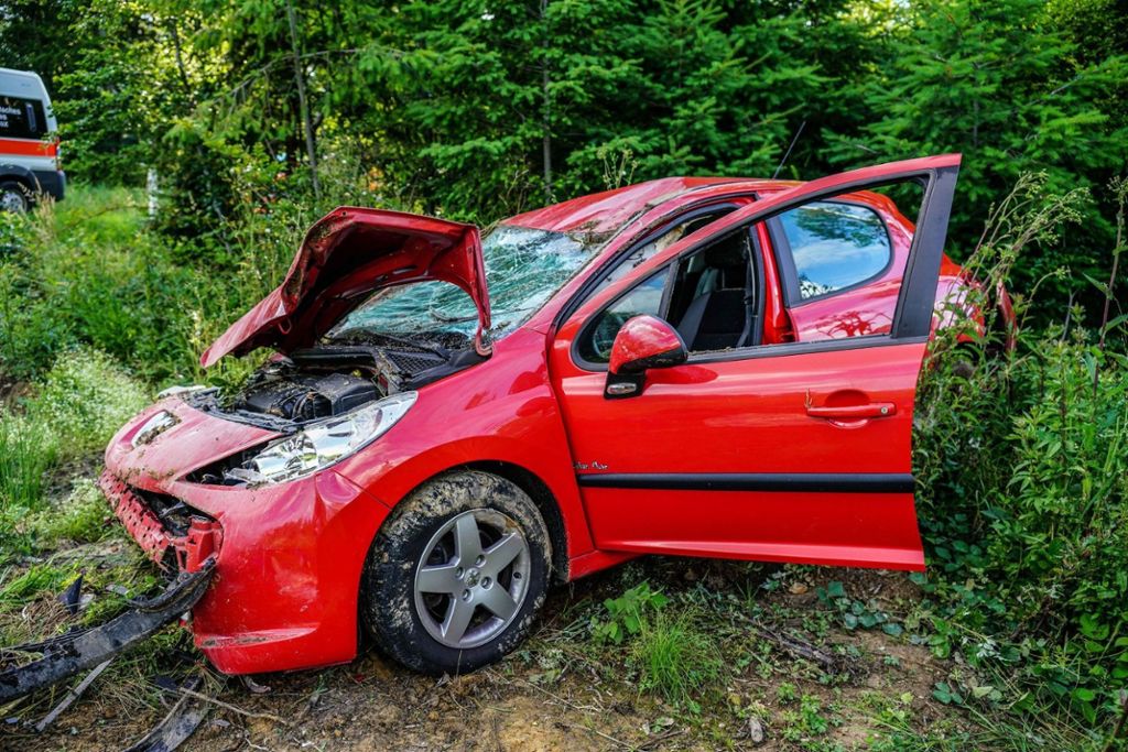 Am Wagen des jungen Mannes entstand Totalschaden in Höhe von 5.000 Euro: Lichtenwald: 23-Jähriger nach Überschlag mit Auto schwer verletzt