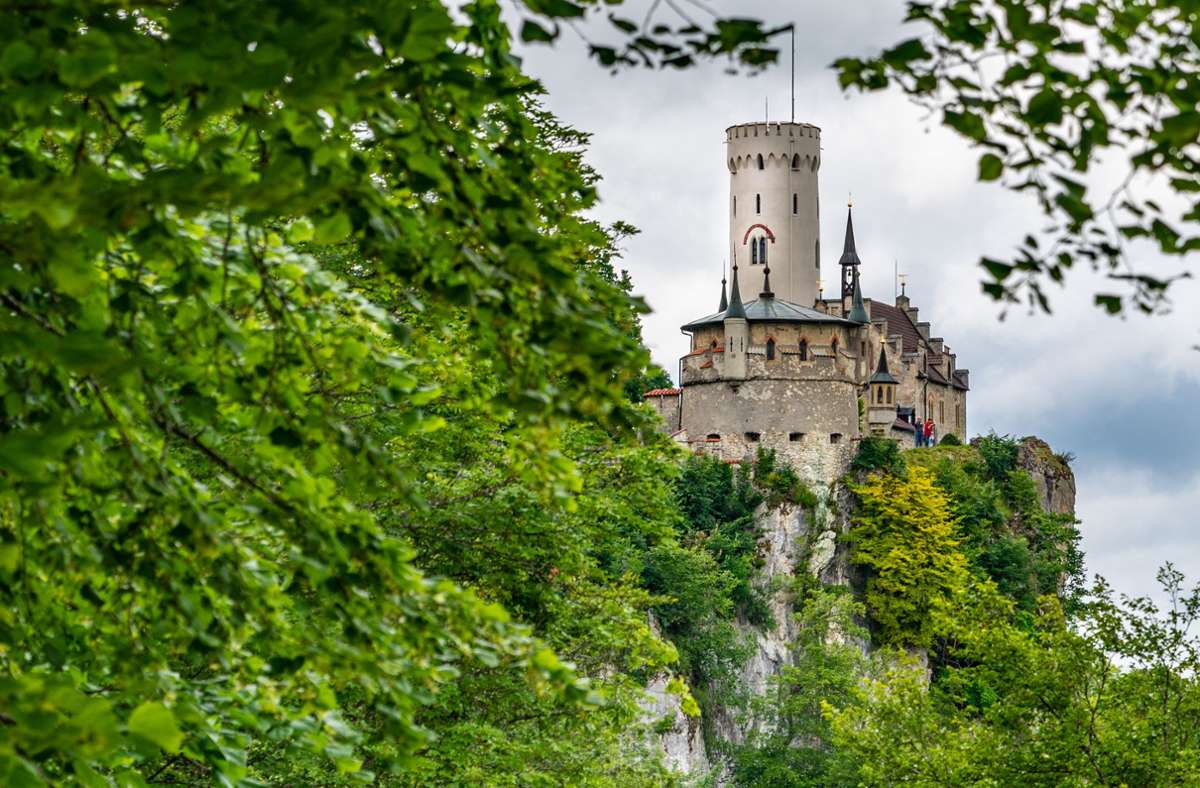 Von der Ruine Alt-Lichtenstein hat man einen ungewohnten Blick auf den „richtigen“ Lichtenstein. Foto: /Thomas Faltin
