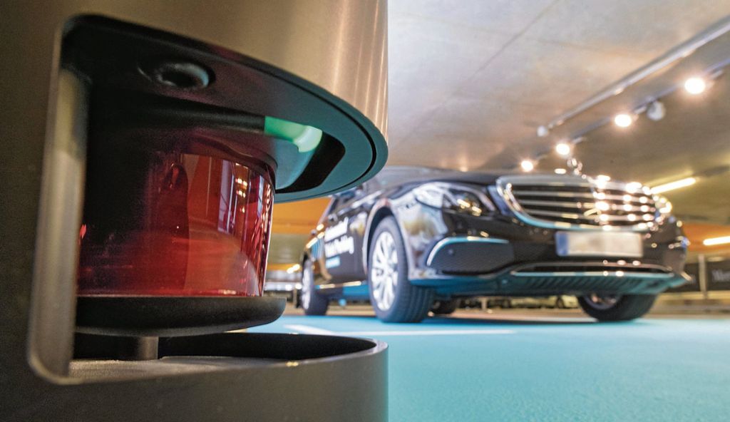 In einem Pilotprojekt erproben Bosch und Daimler fahrerloses Parken im Parkhaus. Fotos: dpa