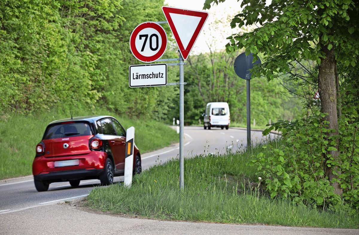 Der Fahrbahnbelag der Erkenbrechtsweiler Steige ist der zunehmenden Verkehrsbelastung nicht mehr gewachsen. Foto: Ines Rudel