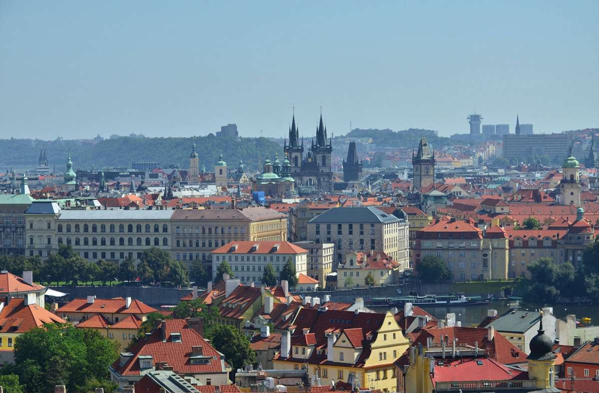 Prag: Sturzbetrunkener fährt mit Auto in Straßenbahntunnel