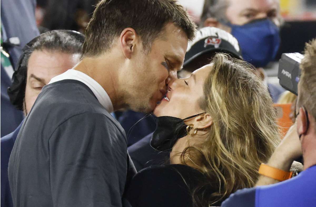 Tom Brady küsst nach dem Erfolg im Super Bowl Ehefrau Gisele Bündchen.