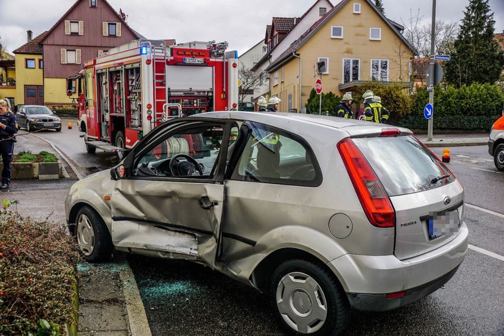 Autofahrer schwer verletzt: Plochingen: Wegen erhöhtem Tempo ins Schleudern geraten
