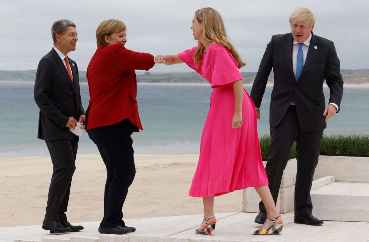 Angela Merkel und Joachim Sauer begrüßen Boris Johnson und Carrie Johnson. In unserer Fotostrecke zeigen wir die Bilder des G7-Gipfels, die Urlaubsgefühle wecken.