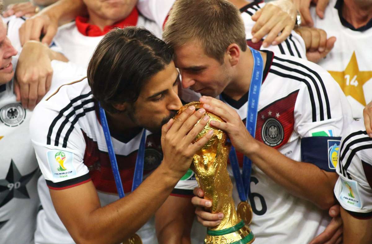Sami Khedira (li.) und  Kapitän Philipp Lahm feiern den Gewinn des WM-Titels 2014 nach dem 1:0-Endspielsieg gegen Argentinien.