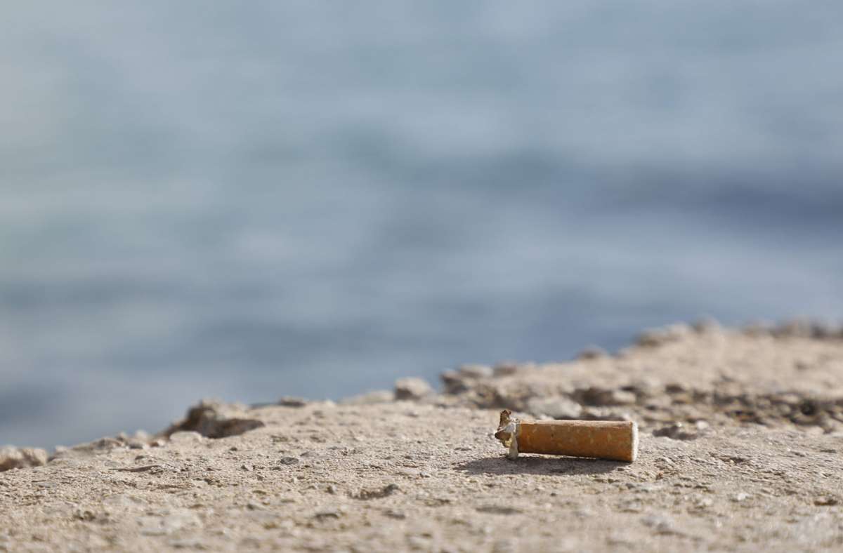 Ein Zigarettenstummel liegt am Strand von Arenal auf Mallorca. Eine Zigarette hat auch einen Brand in einem Restaurant nahe des Ballermanns ausgelöst. Foto: dpa/Clara Margais