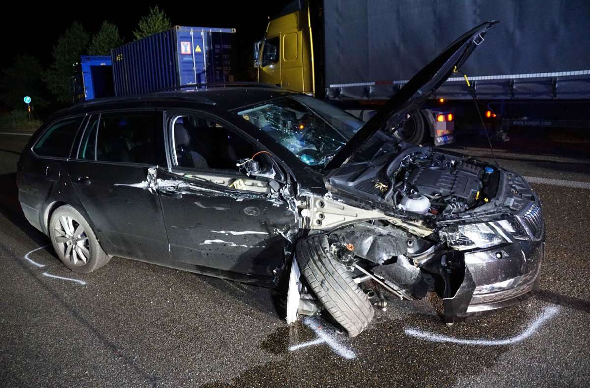 Unfall auf der B 10 bei Esslingen: Auto kracht in Sattelzug