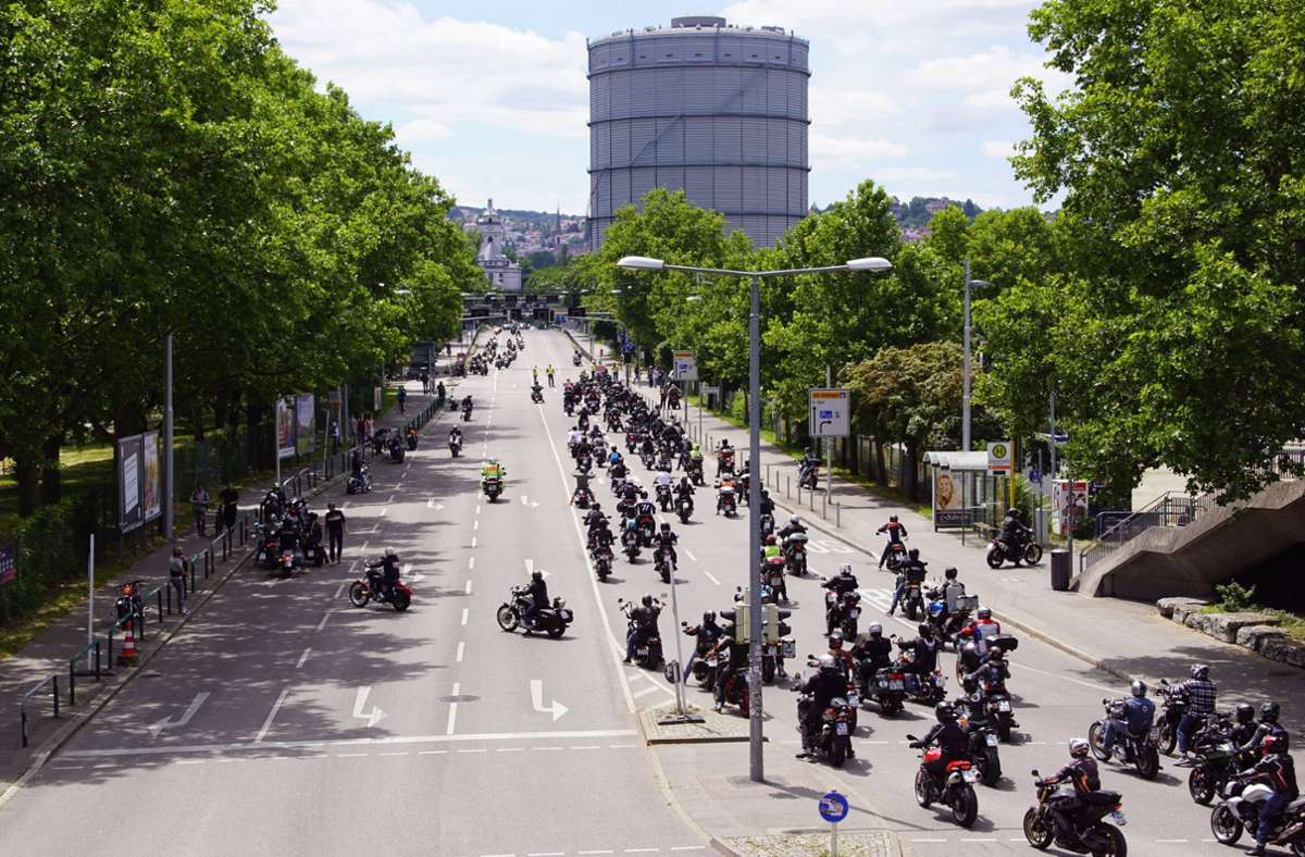 Tausende Biker haben am Samstag in Stuttgart gegen mögliche Fahrverbote an Sonn- und Feiertagen demonstriert.