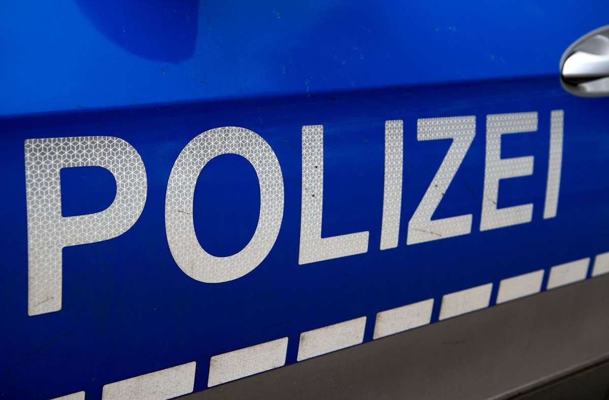 Unfallflucht in Sindelfingen: Unbekannter beschädigt in Breuningerland-Parkhaus Fiat