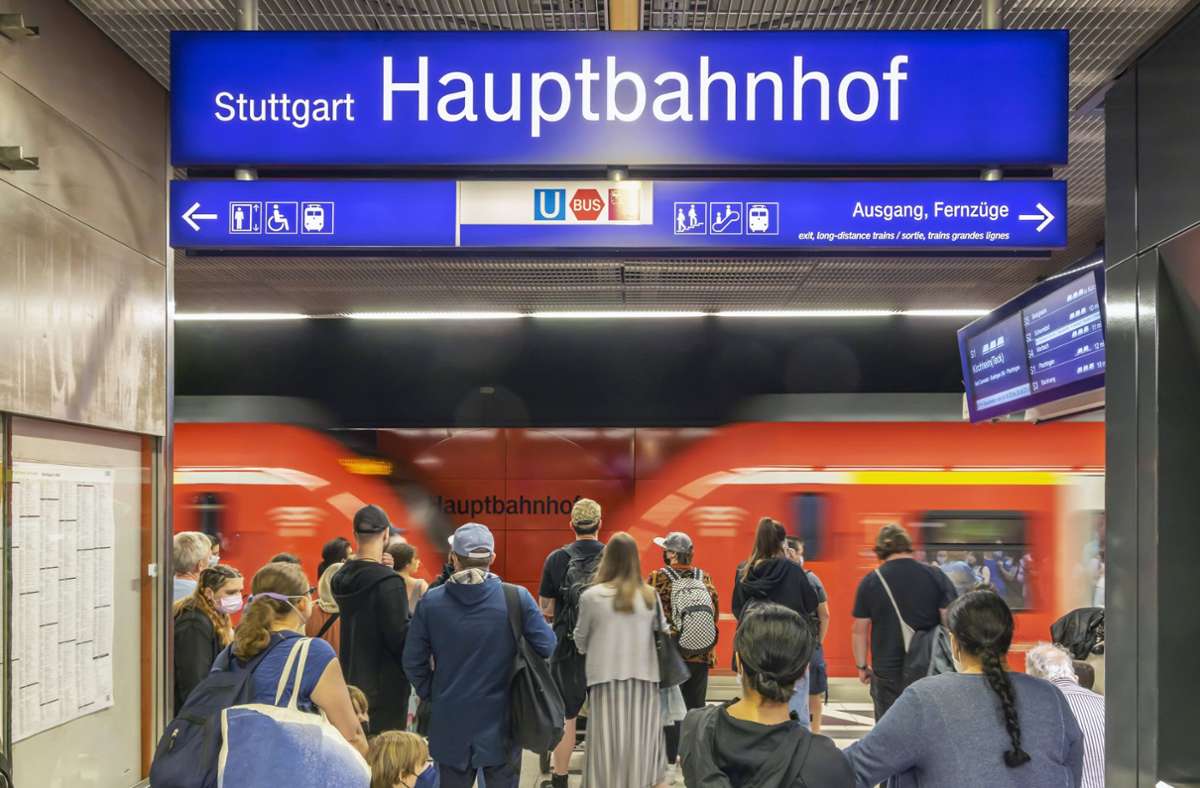 Stuttgarter Hauptbahnhof: 22-Jähriger zertrümmert Lampe und bedroht Frau