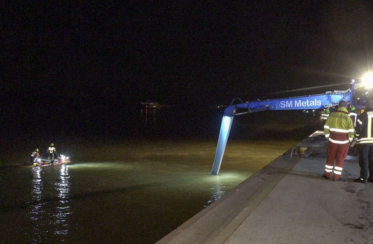 Am Weseler Hafen: Auto stürzt in Rhein –  drei Menschen vermisst