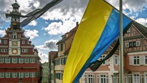Städte im Kreis Esslingen hissen blau-gelbe Flaggen