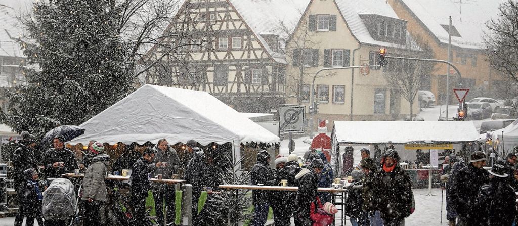 Winterliches Flair bei den Weihnachtsmärkten im Kreis: Marktbummler genießen das Schneegestöber