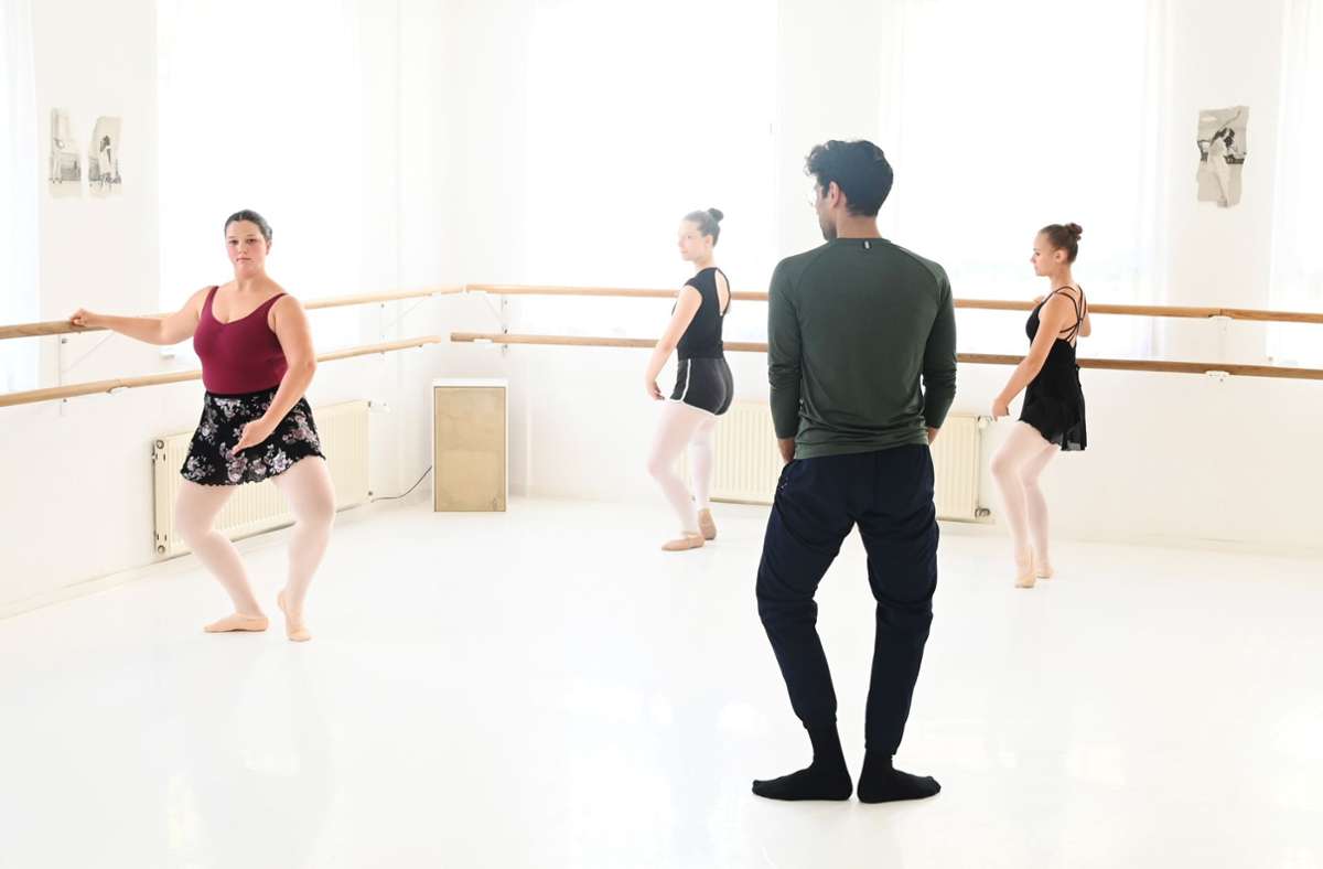 Flemming  Puthenpurayil   achtet bei seinem Unterricht besonders intensiv  auf die Körperspannung und die Haltung der Ballettschülerinnen.
