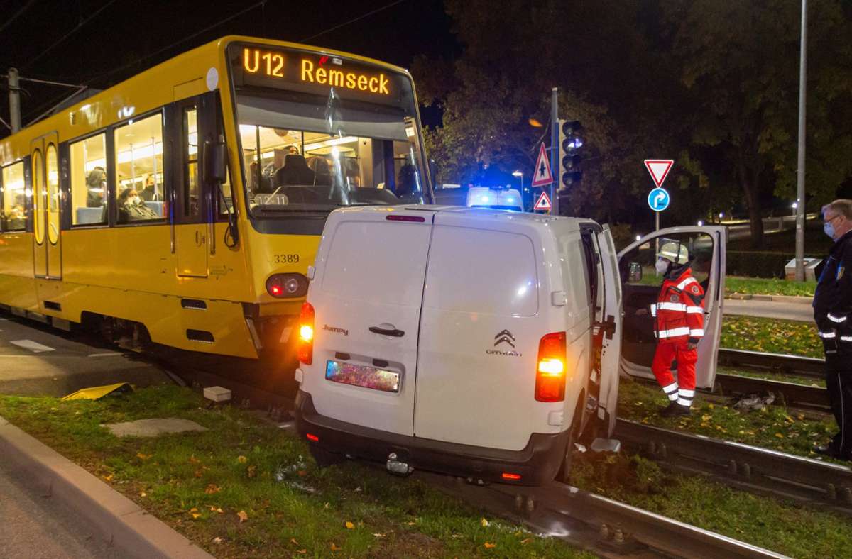 Unfall in Stuttgart: Ein Verletzter bei Zusammenstoß von Stadtbahn und Auto