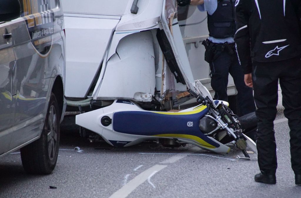 Lenningen: Motorradfahrer prallt in Wohnwagengespann