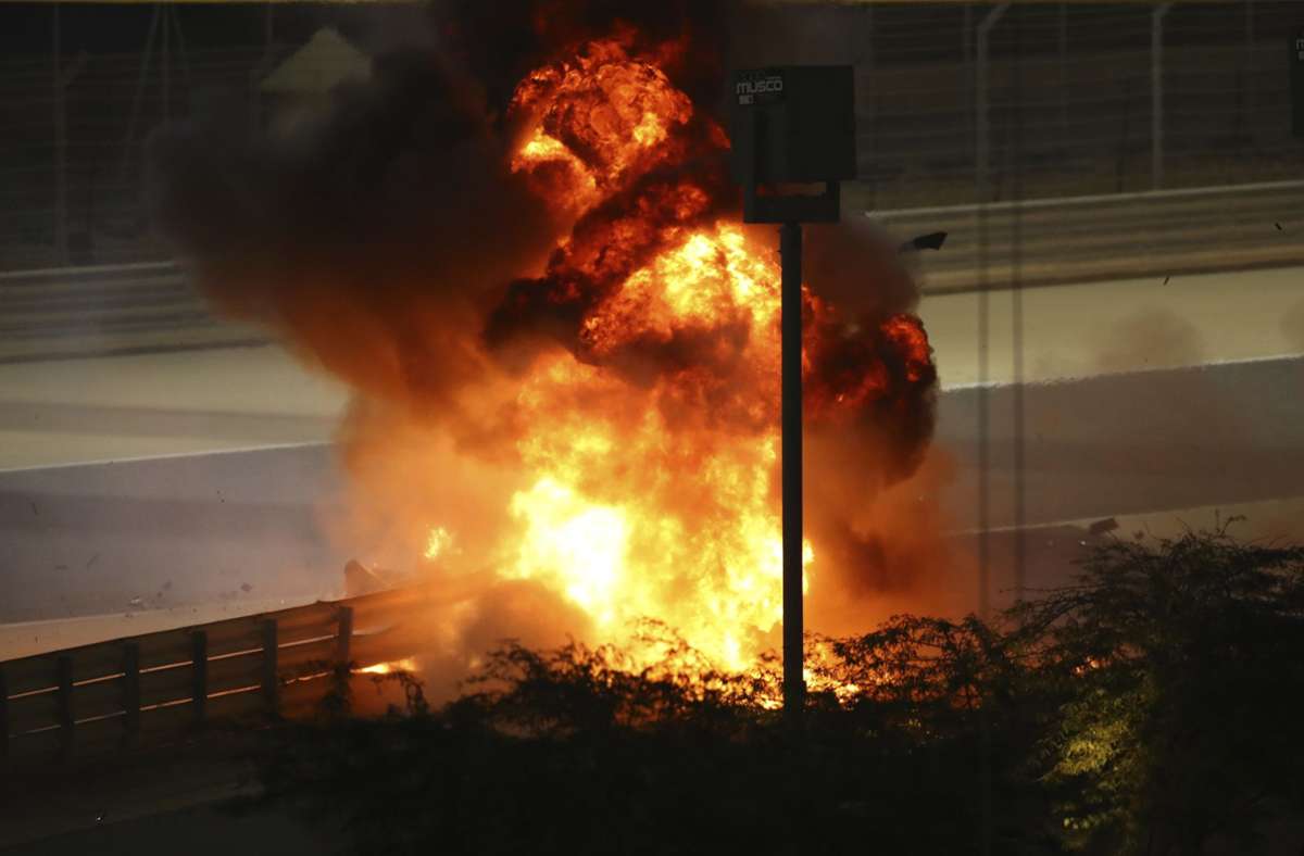 Schrecksekunde in Bahrain: der Rennwagen von Romain Grosjean brennt lichterloh.