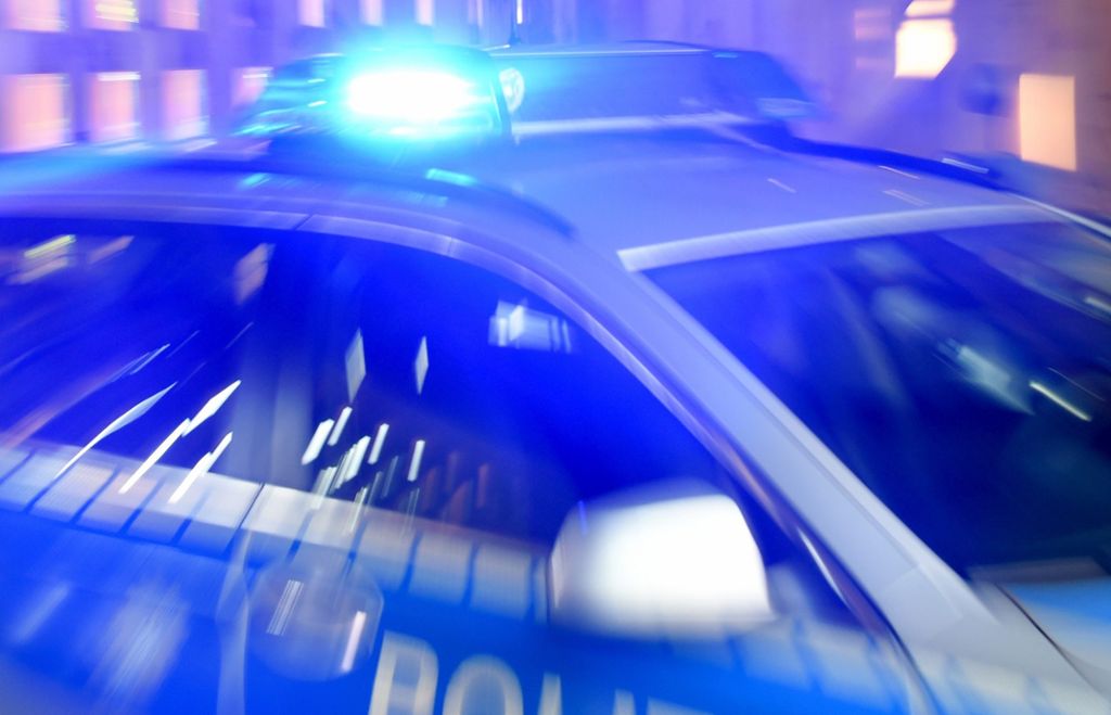 Auto prallt in Wernau gegen Glascontainer
