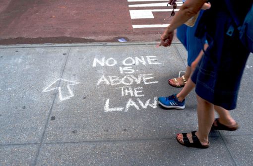 „Niemand steht über dem Gesetz“ hat jemand auf den Bürgersteig vor dem Trump-Tower mit Kreide geschrieben. Foto: AFP/Spencer Platt