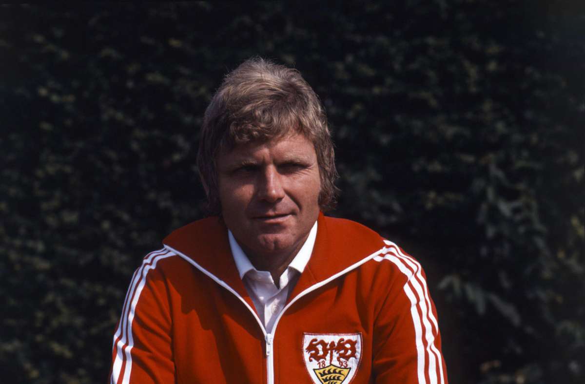 Platz 1: Jürgen Sundermann, 1889 Tage (1976-1979 / 1980-82 / 1995): Gleich drei Mal war Sundermann VfB-Trainer. 1977 gelang ihm der Aufstieg in die Bundesliga, danach führte er die Mannschaft mehrfach unter die Top 4 der Bundesliga, was ihm den Spitznamen „Wundermann“ einbrachte. 1995 sprang er für wenige Wochen nach der Entlassung von Jürgen Röber ein.