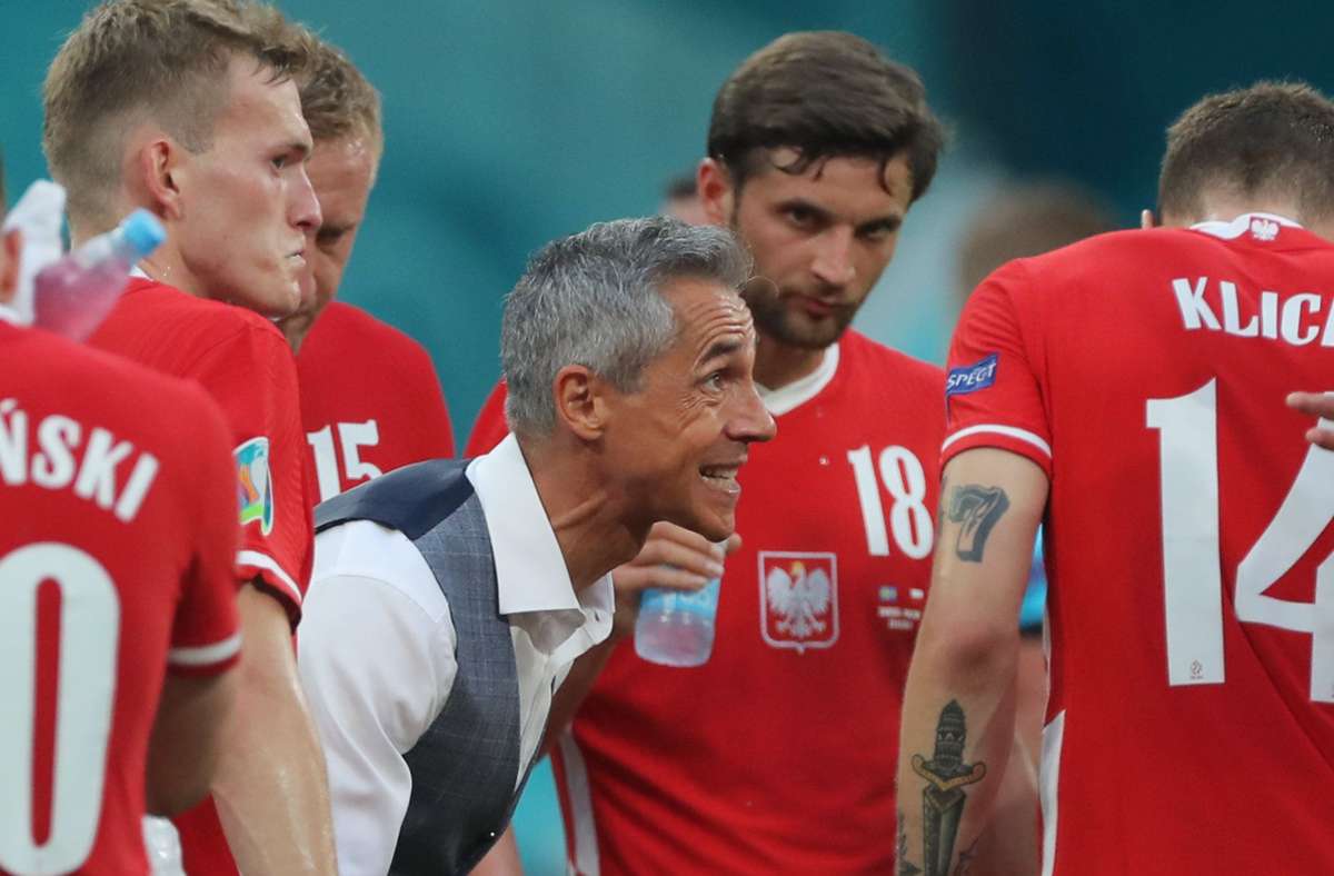 Polens Trainer Paulo Sousa  spricht zu seinen Spielern – mit Erfolg. Polen noch den 2:2-Ausgleich erzielen. Doch dann schlugen die Schweden kurz vor Schluss nochmals zu.