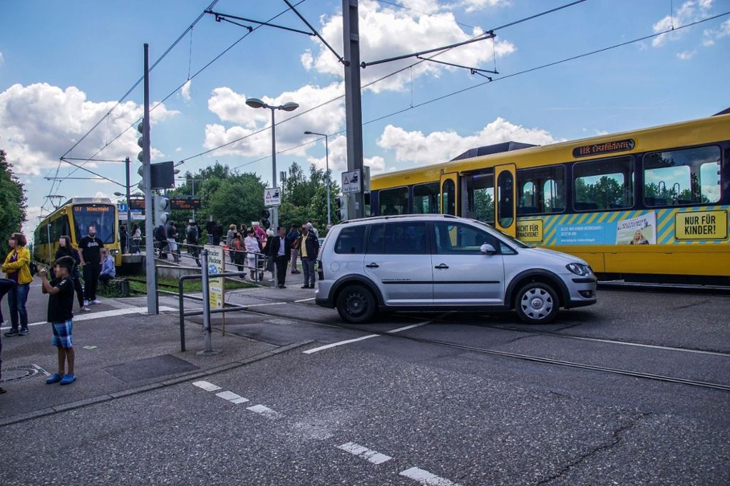 21.5.2017 An der Haltestelle Bockelstraße in S-Heumaden wurde ein Pkw von einer Stadtbahn gerammt. Der Fahrer wurde leicht verletzt.