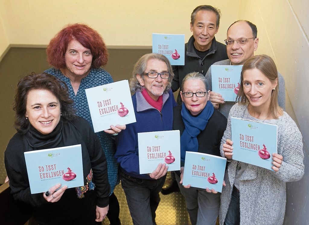 ESSLINGEN:  Kinder internationaler Vorbereitungsklassen sammeln Rezepte aus ihrer Heimat - Kinder-Biennale macht daraus ein Kochbuch: Kulinarische Weltreise im Zeichen der Zwiebel