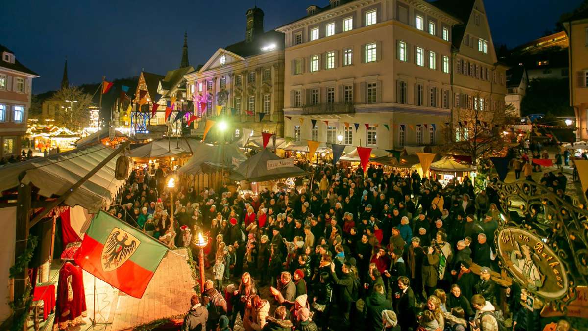 Auf der Bühne am Esslinger Rathausplatz wird der Weihnachtsmarkt eröffnet.