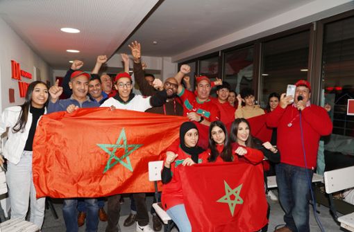 Marokkanische Fans fieberten in einem  Firmengebäude an der Hauptstätter Straße  mit. Foto: Andreas Rosar / Fotoagentur-Stuttg