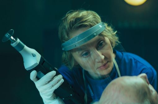 Blum (Anna Maria Mühe) hat ein besonders Verhältnis zum Tod und zu Toten. Foto: Netflix/Mona Film/Barry Films/Stephan Burchardt