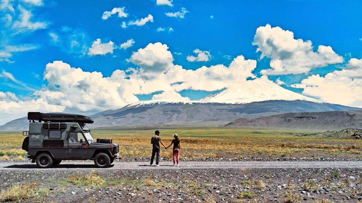 Greta und Jan mit ihren „Wohnmobil“ vor dem Berg Ararat in der Türkei