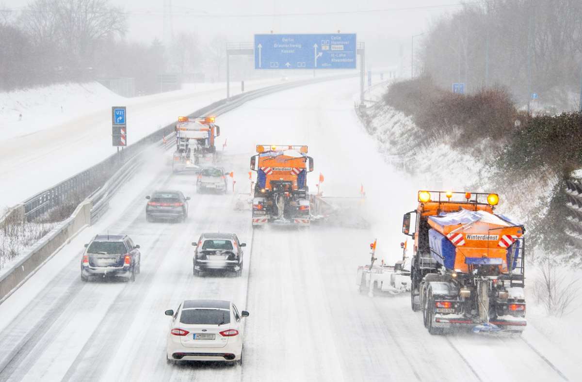 Wintereinbruch in Deutschland: Heftiger Schneesturm dauert weiter an