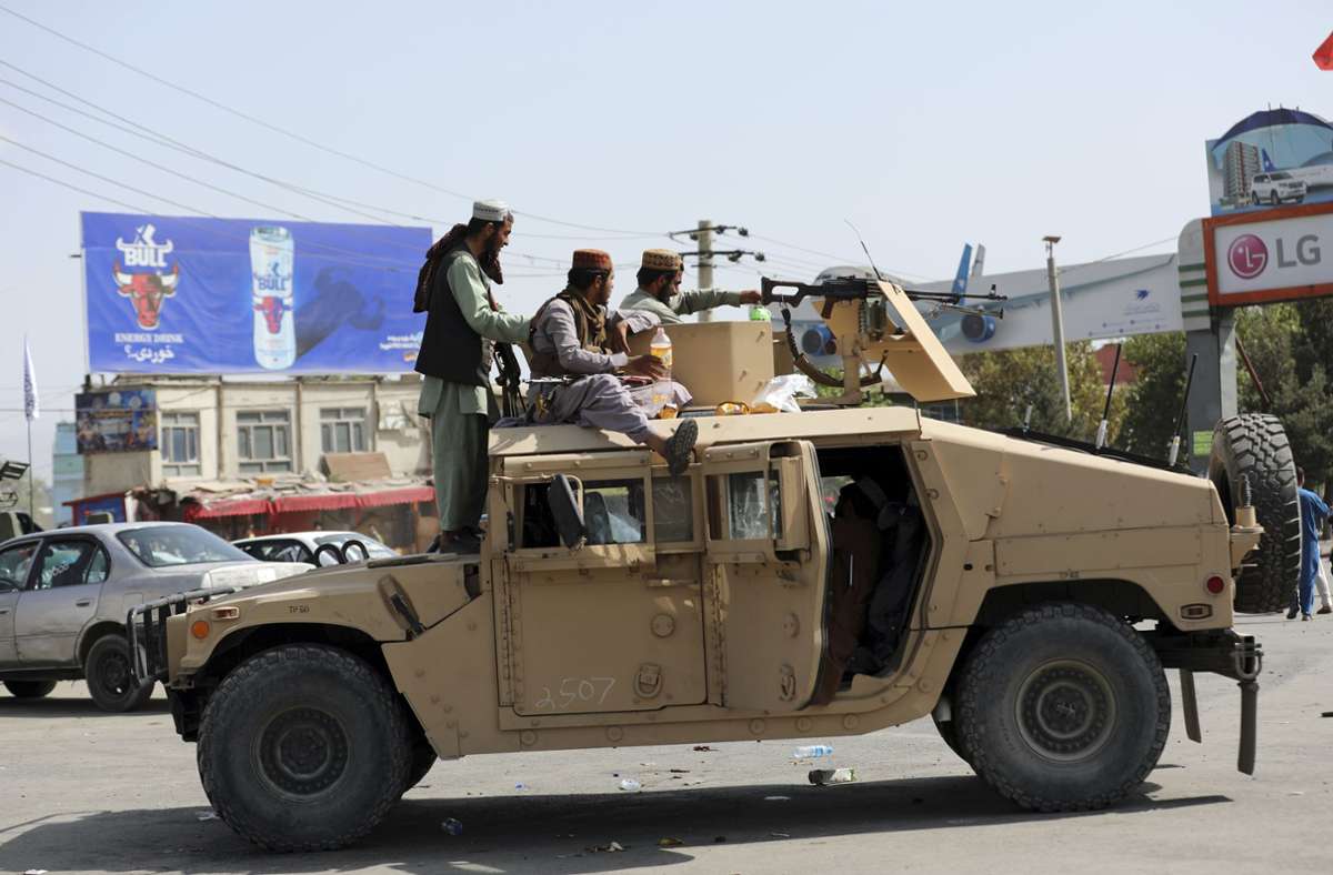 Taliban-Kämpfer am Montag vor dem internationalen Flughafen  in Kabul (Archivbild). Foto: dpa