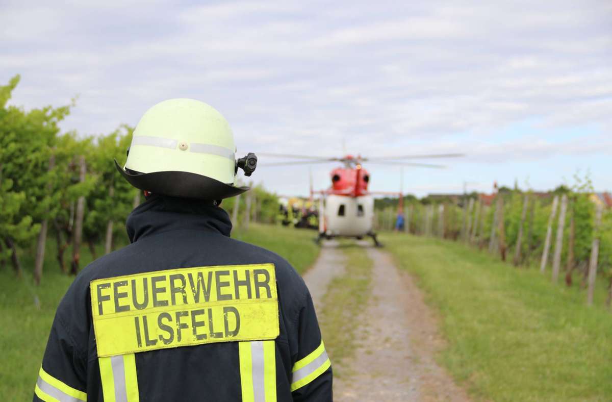 Arbeitsunfall auf Weinberg in Ilsfeld: 29-Jähriger unter Traktor eingeklemmt und schwer verletzt