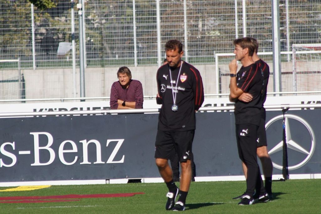 Unter Markus Weinzierl soll der VfB forscher auftreten: Erstes VfB-Training mit Weinzierl