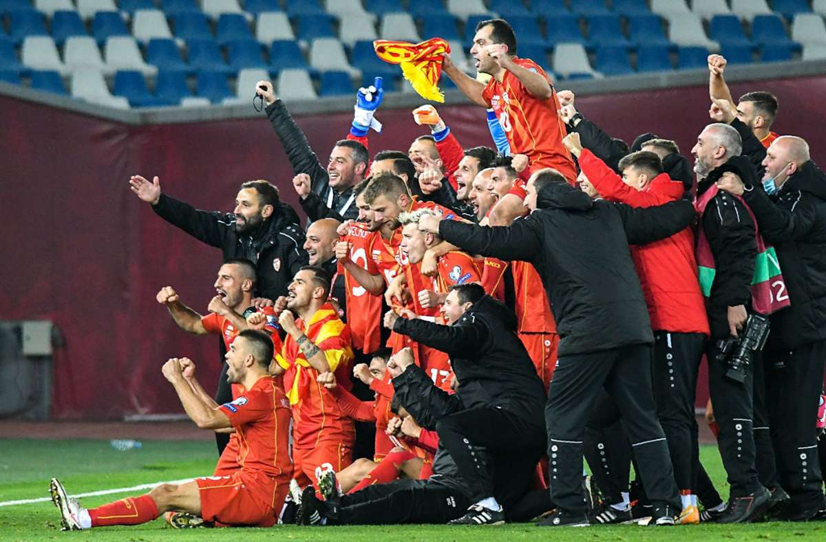 Auch die Mannschaft jubelt: Mit einem 1:0-Sieg gegen Georgien qualifizierte sich Nordmazedonien erstmals für eine Europameisterschaft.