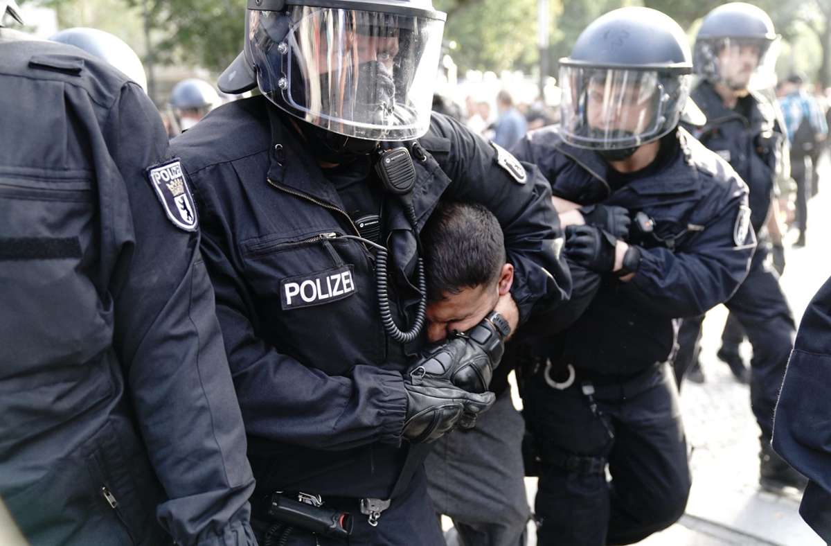 Corona-Proteste in Berlin: Rund 300 Festnahmen – Attila Hildmann abgeführt