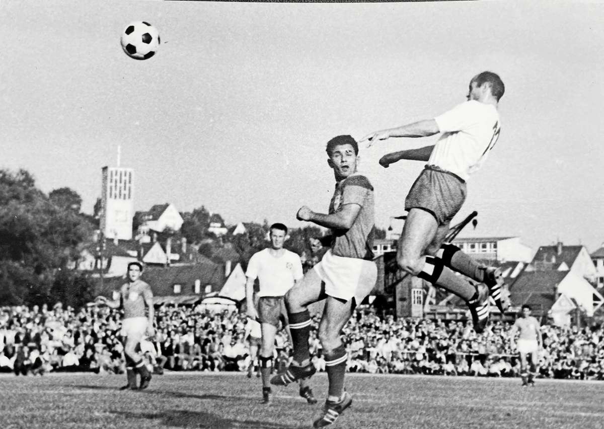 Bei der Eröffnung des Stadions 1966 war der Hamburger SV, unter anderem mit Uwe Seeler und Charly Dörfel, in Wernau zu Gast.