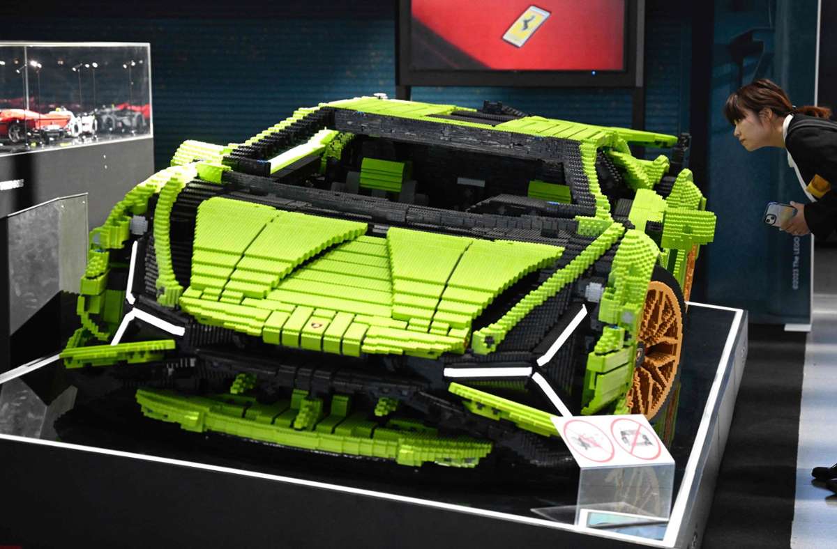 Hübsch, aber nicht straßentauglich: Bei der IAA ist auch ein Sportwagen aus Lego-Bausteinen zu sehen.