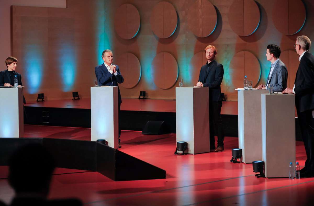 Die Kandidaten Nopper, Rockenbauch und Schreier (v. li.), eingerahmt von den Moderatoren Swantje Dake (ganz links) und Joachim Dorfs.