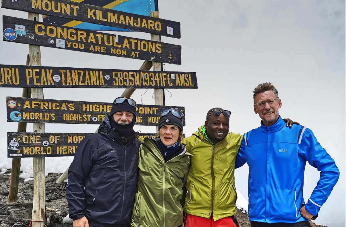 Geschafft:  Gipfelstürmer Ulrich (links), Ingrid (zweite von links) und Klaus (rechts) mit  Bergführer auf dem höchsten Gipfel Afrikas. Foto: Klaus Eichmüller