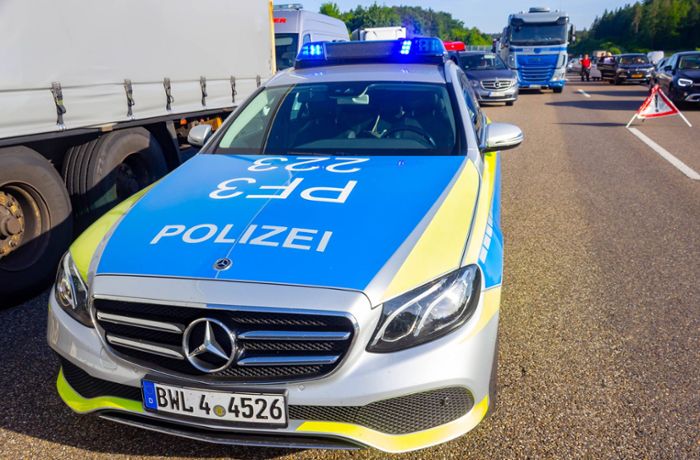 A6 nach Heilbronn: Umgekippter Lkw mit 20 Tonnen Holz blockiert Autobahn