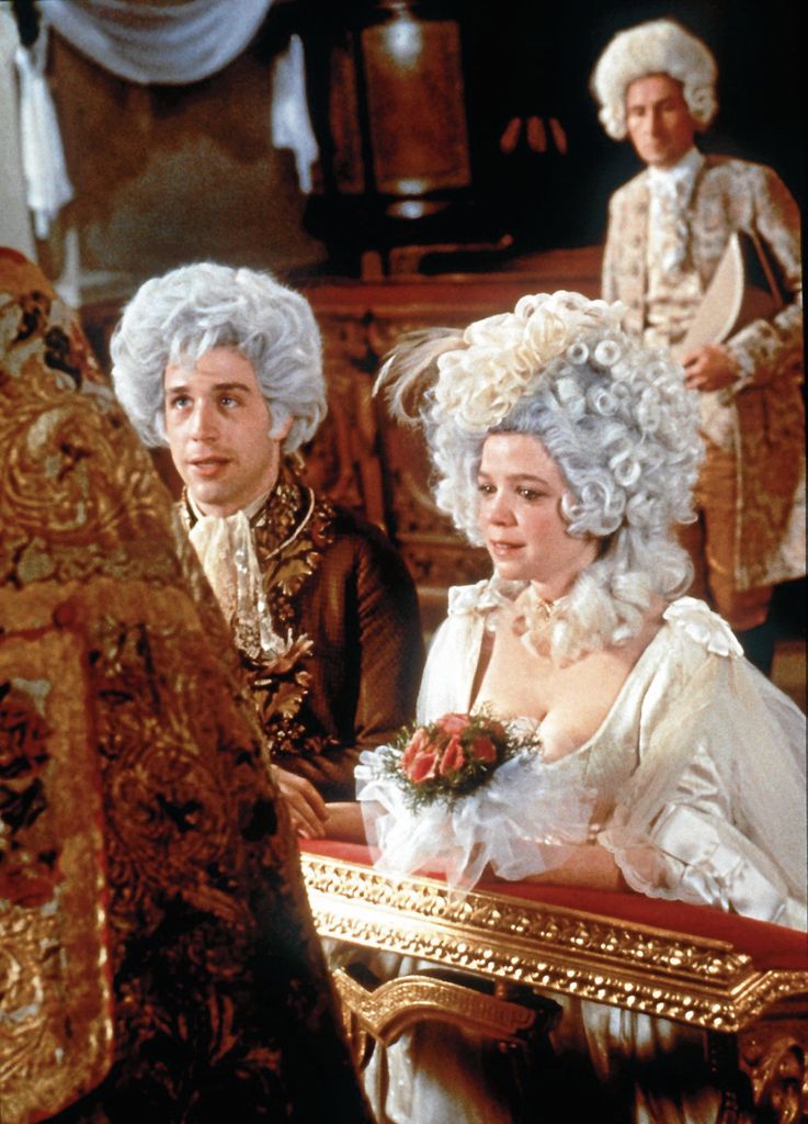 Wenn Mozart heiratet, darf’s gerne noch etwas prunkvoller sein: Dank Renate Königs Schneiderkunst zeigte sich Tom Hulce (links) im Kino-Welterfolg „Amadeus“ von seiner allerbesten Seite.