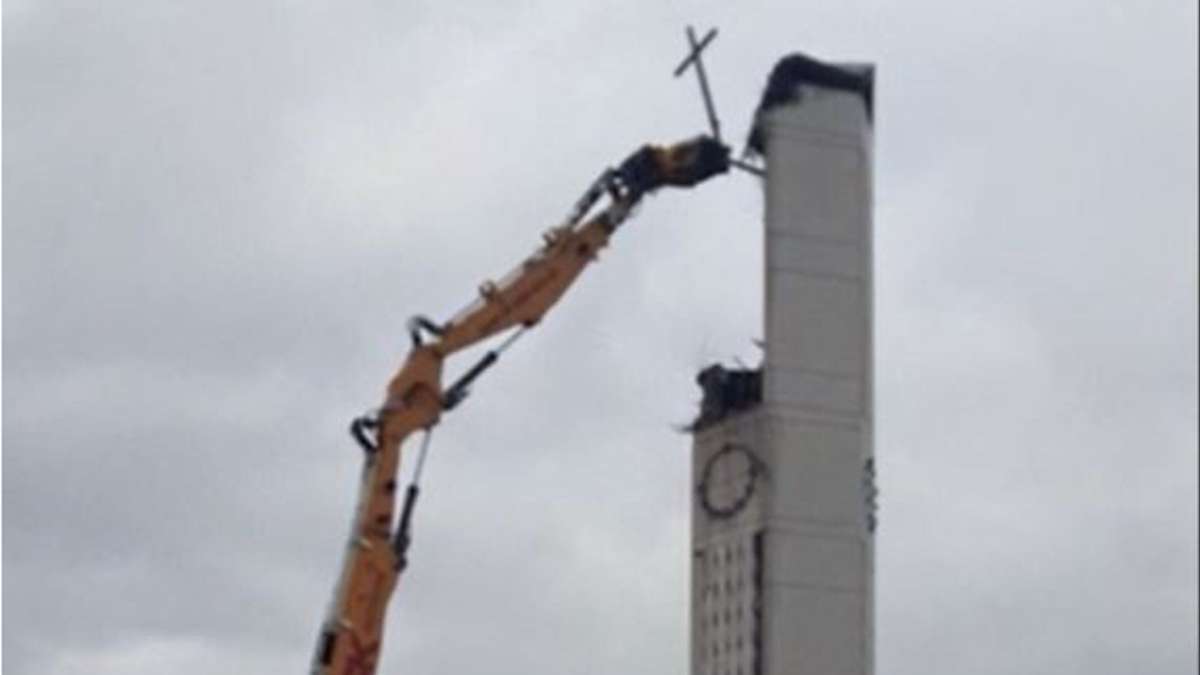 Die entscheidende Sekunde: Das Kreuz auf dem Kirchturm wird abgerissen.