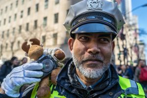 Weitgereist: Berti mit einem Cop in New York. Foto: Ammon