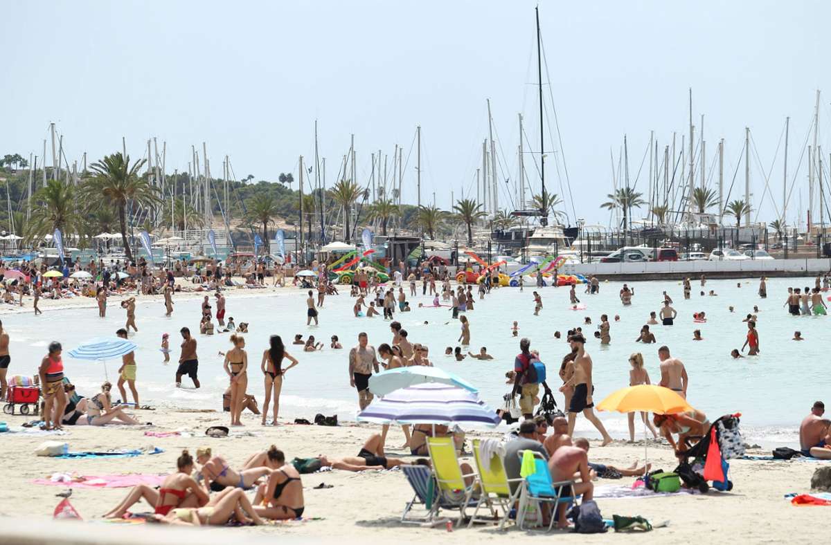 Der Strand von Palma ist in diesem Jahr wieder voller Touristen. Foto: imago/Hanno Bode