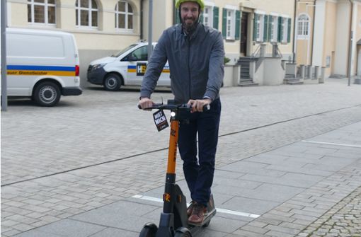 Der Korntal-Münchinger Beigeordnete Alexander Noak nutzt einen der rund 80 E-Scooter zum Mieten, die es nun in der Stadt gibt. Foto: Stadt Korntal-Münchingen