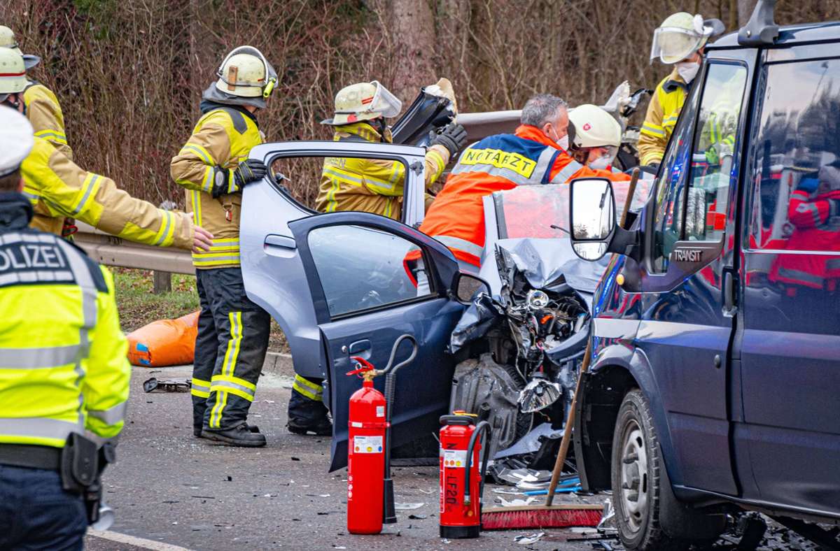 Schwerer Unfall in Nürtingen: Zwei Autos krachen frontal zusammen – Gaffer stören Rettungseinsatz