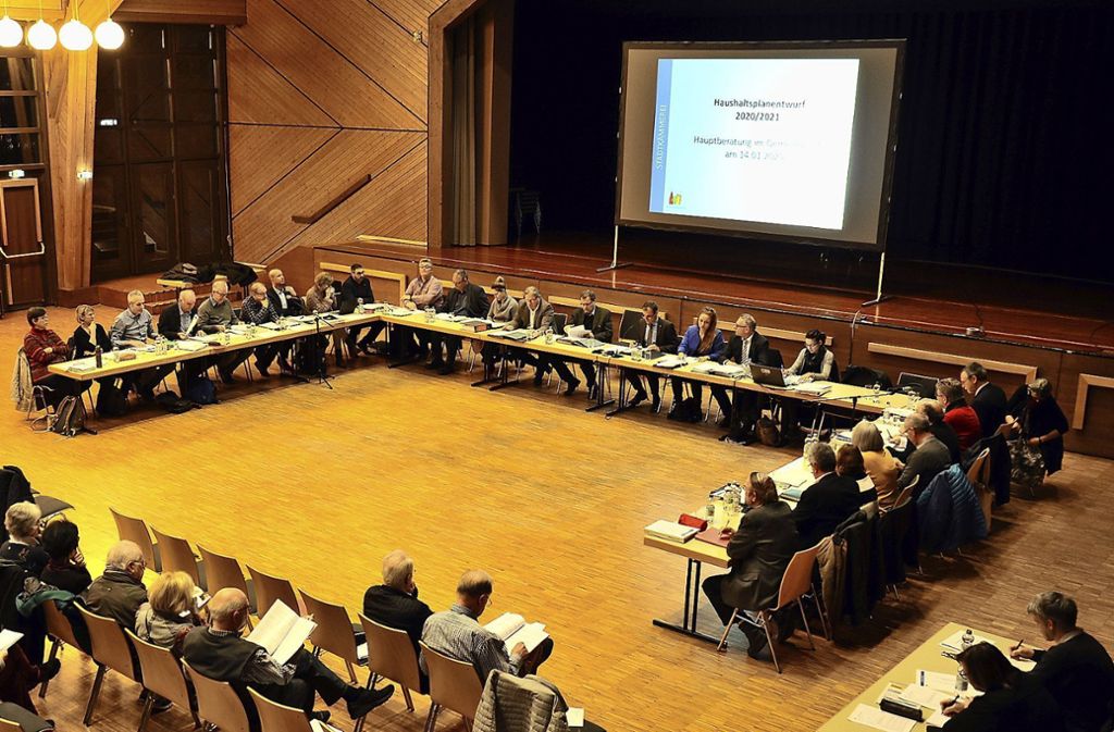 Gemeinderat setzt sich mit Rekordhaushalt und 70 Anträgen auseinander: Plochinger Haushaltsmarathon